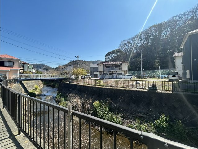 近くには川も広がり、葉山の落ち着いた空間でお過ごしいただけます。