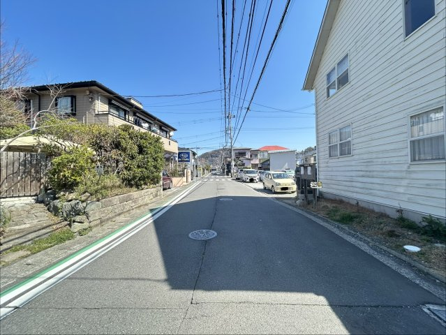 前面道路幅も広く、お車も駐車もしやすいです。