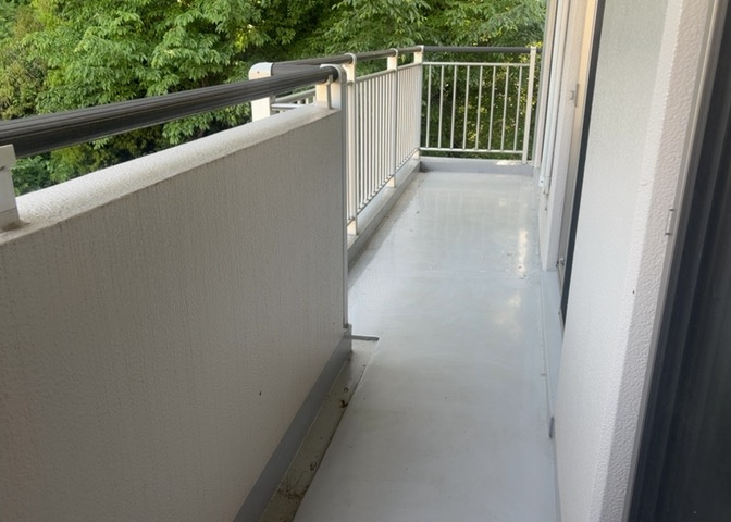 バルコニーは、室外の専用スペースのうち、「屋根がなく開放された空間」であるものを指します。ベランダより広いタイプのものが多く、日当たりもよいため家庭菜園などを楽しみたい人にとって適した環境となります。