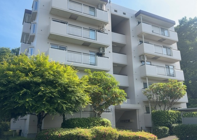 外観はマンション管理がされているかの目安になります。築年数が古いと、壁面は劣化してひび割れが生じることも！建物が古びていても細かいところが修繕されていると、きちんと管理されているなぁと感じるでしょう。
