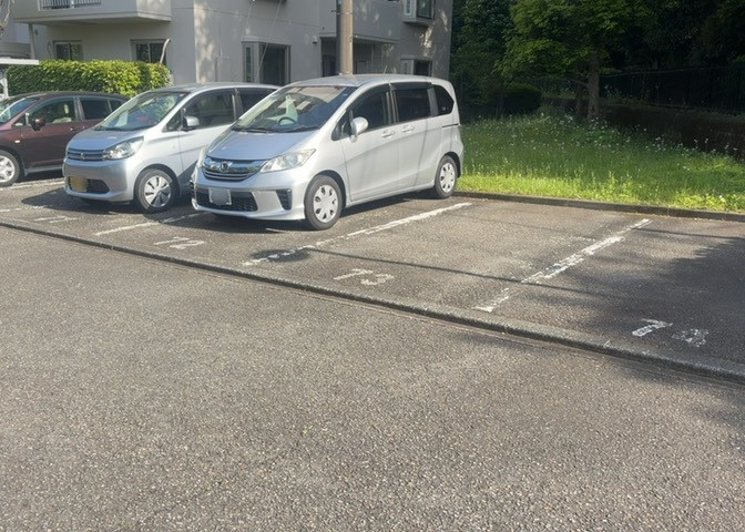 車一台あたりに必要なスペースは、標準サイズの普通自動車で横幅2m50cm、長さ5mは必要になります。ただし、乗降のことも考慮して横幅3m30cm、長さ5m50cmほどは確保できるところを選びましょう。