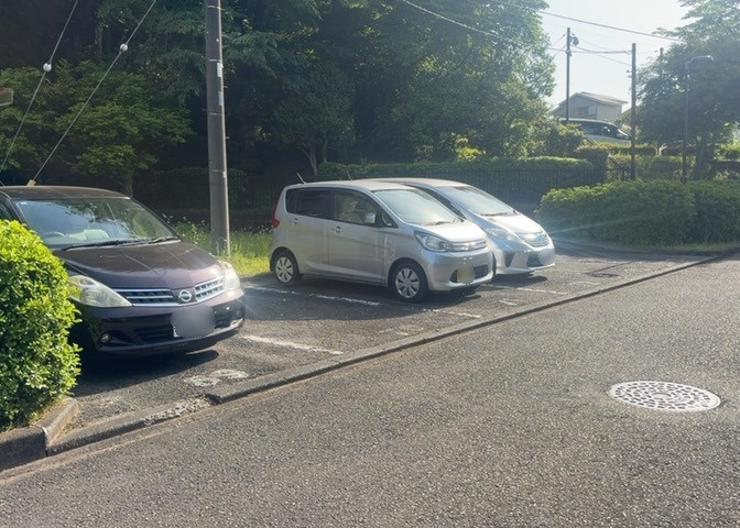 駐車場と明記されていても、最小スペースでつくられた駐車場だと大型車は駐車できなかったり、出入りしにくくなったりする可能性があります。お車のサイズと購入したい物件の駐車場のサイズを現地で確認しましょう。