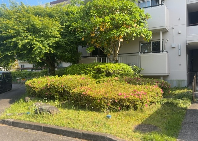 物件によっては、入居者が個人的に使用できる専用庭がついているものもあります。また、住宅の中にある土間の部分を庭と呼ぶこともあります。庭の用途は住む人によって変わり、それによってデザインもさまざまです。