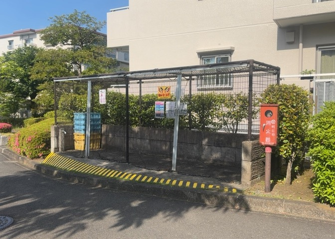 共有部分は、住民なら誰もが使える設備のこと。例えば駐車場やエレベーター、インターネット設備、セキュリティ設備などがあります。他にも、マンションの廊下・外部階段やエントランス・ゴミ置き場などがあります。