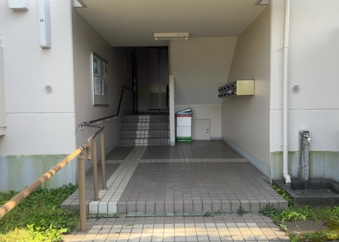 ラウンジは、マンションの共用スペースに椅子やテーブルなどを配置した利用者が寛げる空間です。屋内型ラウンジと屋外型ラウンジがあります。共用部分の管理状況と合わせて、詳細については現地でご確認ください。