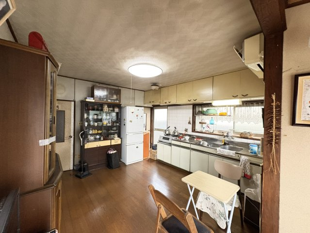 ダイニングとキッチンが一体となった使いやすい空間。現状でも広さは十分あり、リフォーム次第で明るく開放的なLDKへと生まれ変わります。動線も良く、家族が集まる住まいの中心として活用しやすいスペースです。