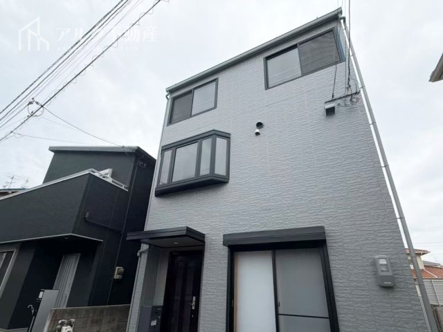 軽量鉄骨造スレート葺3階建