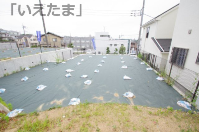 1区画は南北どちらの道路からも出入りが可能。駐車スペースは北側道路からフラットに駐車。