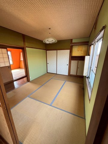窓がある明るい6畳和室。収納も豊富。