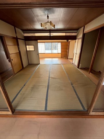 2つの部屋を1つの大きな空間として広く使えます。大人数での集まりや、家具の配置換えにも柔軟に対応できます。