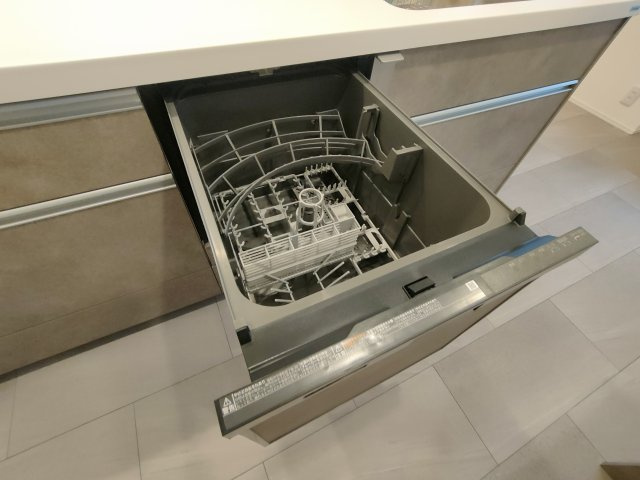 【食洗器】　手肌に優しく、家事の時短にもなる食洗機を完備。