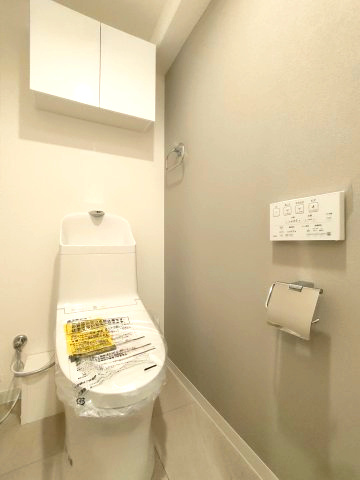 【トイレ】　洗浄機能付きトイレ。上部には収納付で、トイレットペーパー等、買い置きもしやすそうです。