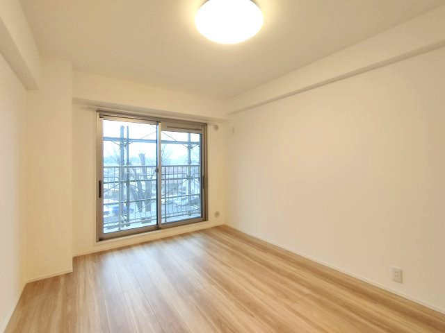 【洋室約6.0帖】　バルコニーに面した明るいお部屋です。陽気に楽しみ、やすらぐ室内。