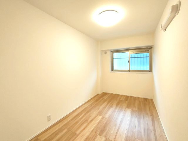 【洋室約5.5帖】　お子様の心と身体を見守る子供部屋として、思春期のプライバシーを重視したり、成長に合わせて机やベッドを自由にレイアウトできます。