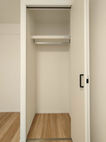 【洋室約5.5帖　収納】　壁紙と揃え、クローゼットも白で統一されており、空間を広く感じられます。