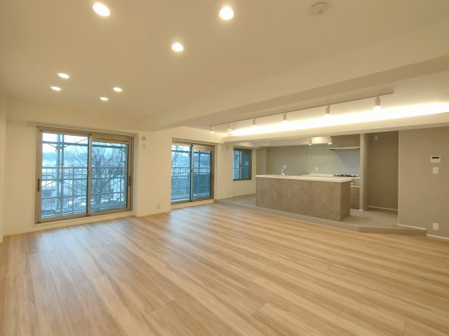 【LDK約25.5帖】　広いLDKでは家族が集まり一緒の時間がすごせる工夫がされております。空間の表情を優美に変える、間接照明の設置にも適した装飾が拵えられています。