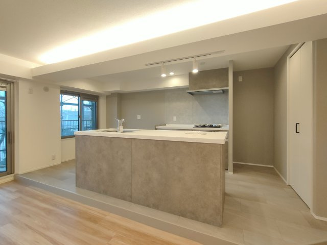 【キッチン】　作業スペースを多くとったキッチン。夫婦や親子そろってキッチンに立っても調理がしやすくゆとりある広さ。食器類もすっきりと片付く収納力が期待できます。