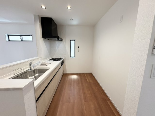 収納豊富で調理器具・調味料もスッキリと片付けられます。