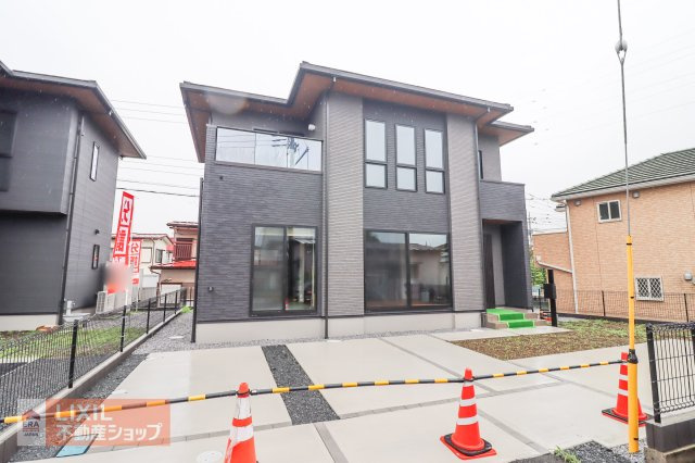 【外観】2号棟　現地完成写真　人気の南側道路！コンビニ徒歩6分と便利な立地！