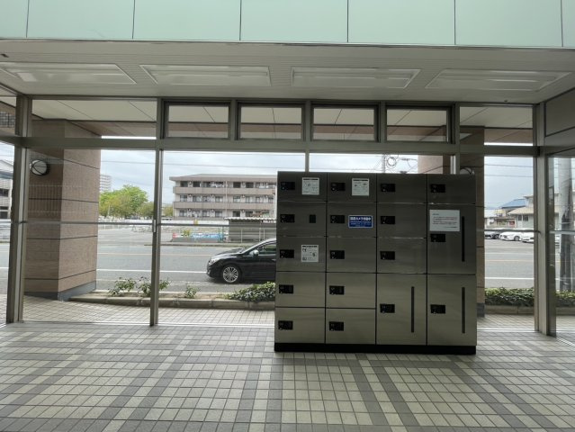 忙しい日々を支える宅配ボックスを完備。留守中でも荷物の受け取りが可能なため、ライフスタイルに柔軟に対応できます。共用設備が充実しており、居住者の利便性と快適さを追求した住まい環境が整っています。