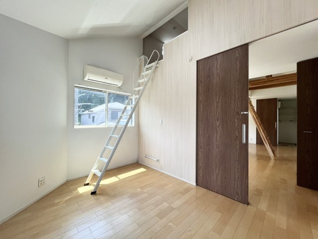 コンパクトで使いやすい洋室です