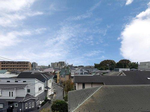 周囲に高層建物が少なく、明るく開放的な眺望が楽しめます。落ち着いた住宅街に広がる安心感がある見晴らしの良い景色は、ご家族でゆったり過ごす毎日にぴったりです。