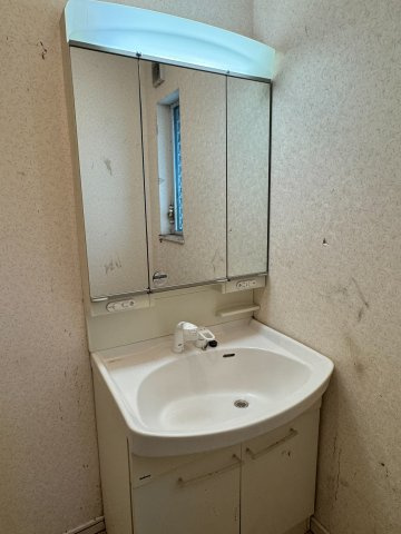 洗面台新品♪清潔感のある明るい雰囲気の洗面室です。ゆとりある洗面スペースで朝の身支度もスムーズに。　