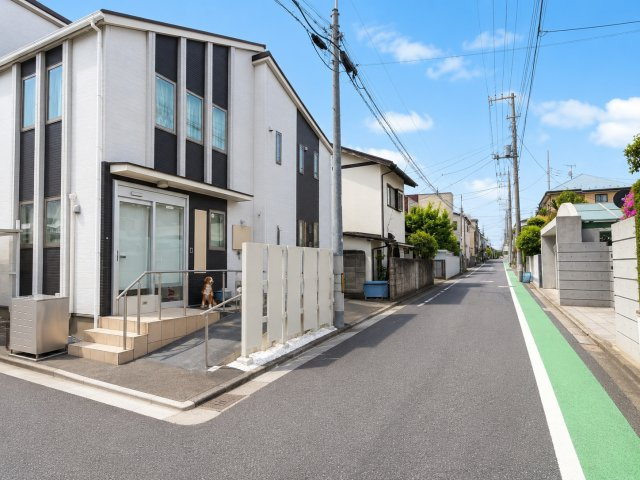 北側5.4ｍ公道・店舗入口