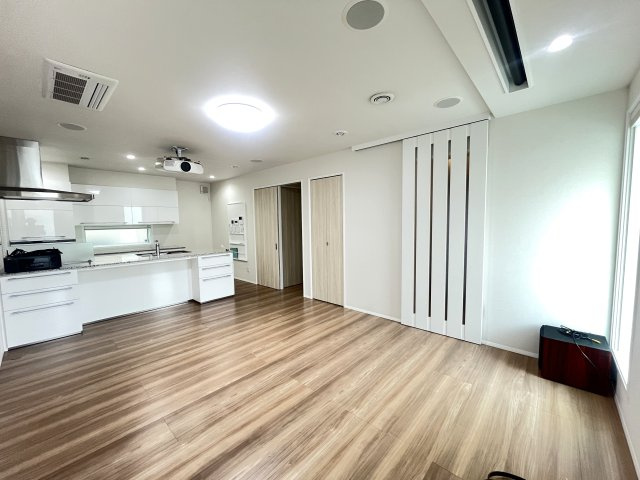 LDKにはプロジェクターが完備、シアタールームへと変貌します。　全館空調に全館床暖房のスペックです。