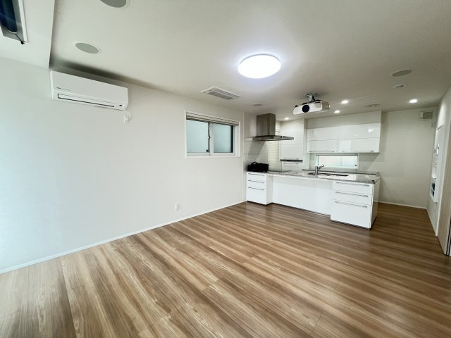 LDKにはプロジェクターが完備、シアタールームへと変貌します。　全館空調に全館床暖房のスペックです。