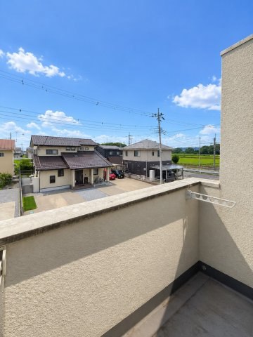 暖かな日差しのふりそそぐバルコニー