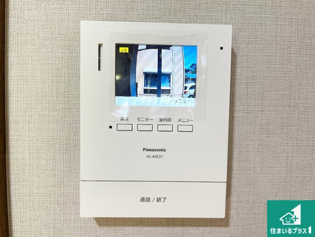 カラーモニターインターホン！声だけでなく来訪者の姿や顔がモニターで確認できるので、小さなお子様がいらっしゃるご家庭でも安心できます！
