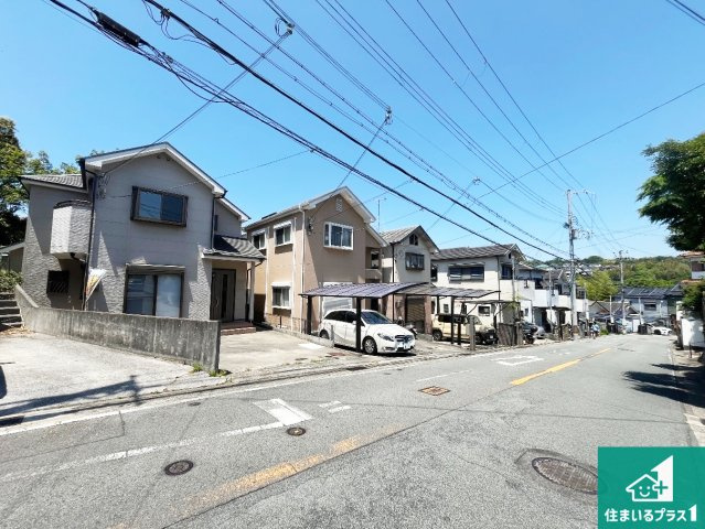 周辺は閑静な住宅街！前面道路広々で車の出し入れも便利です。駐車が苦手な方でも安心して車庫入れできます！