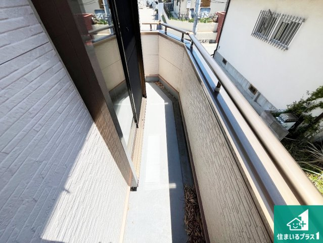 南側に面したバルコニーですので明るい日差しを取り込み洗濯物をしっかり乾かしてくれます。