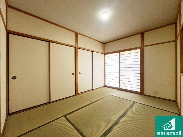一室あると便利な和室は客間としてだけでなく、小さなお子様のプレイルームや食後のくつろぎスペースとしてもご利用いただけます。