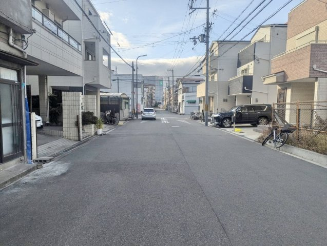 南西側公道に面し、道路幅員約8ｍございます。車の出し入れもスムーズです♪