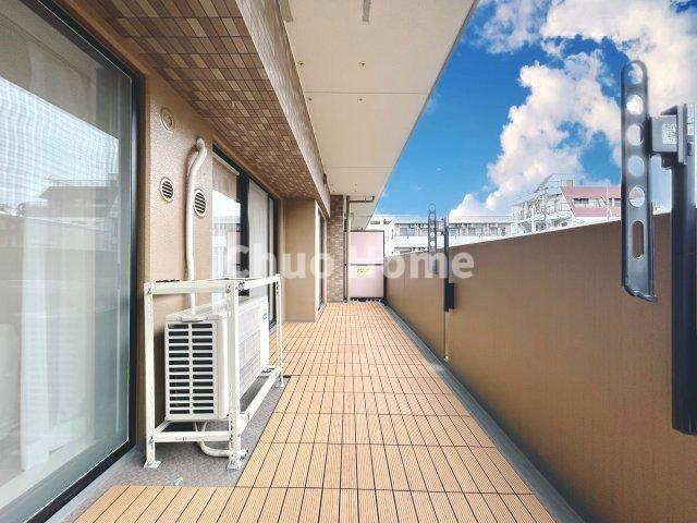 【バルコニー】幅もあって、奥行きもあるゆとりのバルコニー。洗濯物を干したり乾かしたりだけでなく、ただ出てみるだけでも気持ちいいですよ。