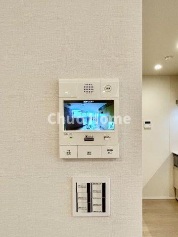 【モニターホン】誰が来たかすぐにわかるカラーモニター付きインターホン。通話ボタンを押すまでは室内の音は漏れていませんので相手を確かめてから応対できます。