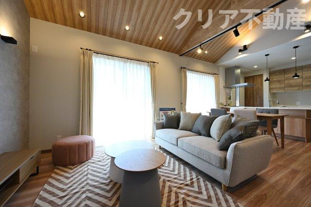 日当たりがよく広いリビングは家族が自然と集まる居心地の良い空間です♪