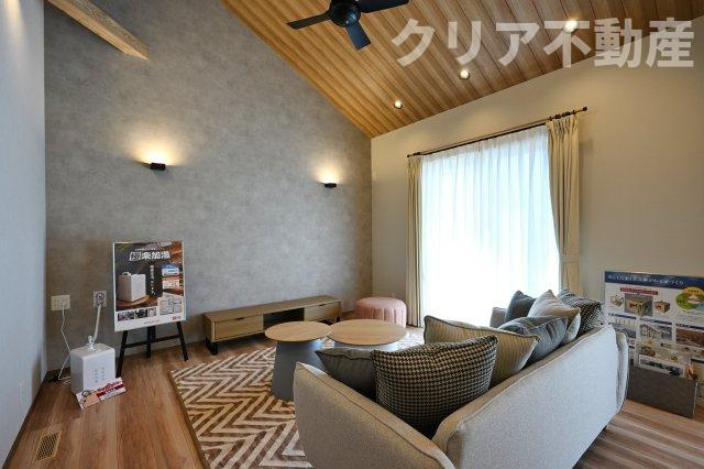 大型ＴＶも余裕で置けちゃう！ワイドなリビングで家族団らんの時間も増えそうですね♪