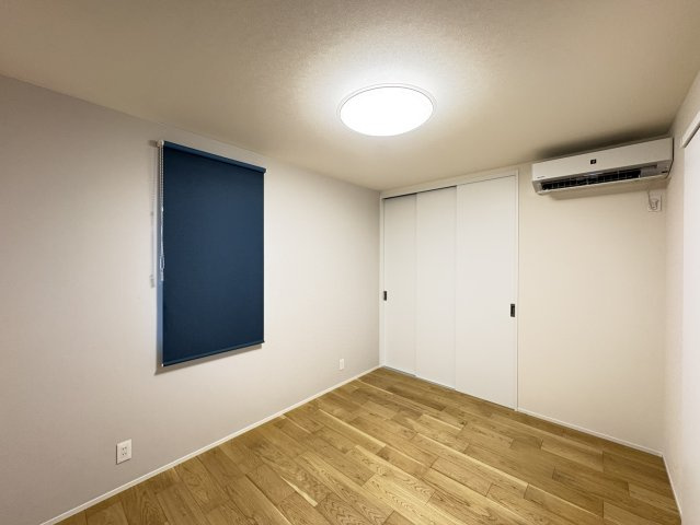 木の質感を感じられるフローリングと白を基調とした内装が調和した洋室です。収納は開口部が広く、衣類や季節用品等まとめて整理しやすいのが魅力です。寝室や子ども部屋など幅広い用途で活用できます。