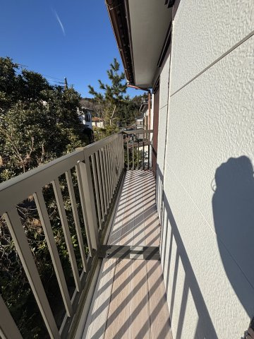 暖かな日差しのふりそそぐバルコニー