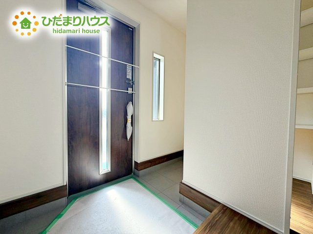 毎日「行ってきます」「ただいま」をいう玄関は小窓付で、明るく光が差し込みます。