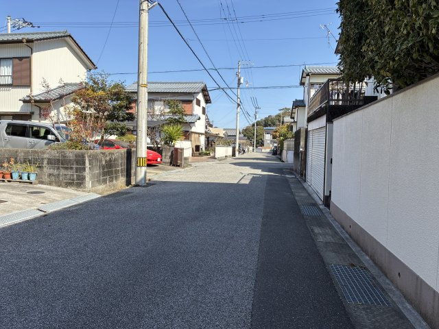 前面道路が広いので車の出入りやすれ違いもスムーズです！