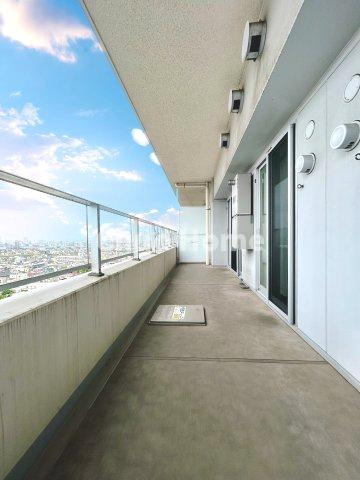 【バルコニー】幅もあって、奥行きもあるゆとりのバルコニー。洗濯物を干したり乾かしたりだけでなく、ただ出てみるだけでも気持ちいいですよ。