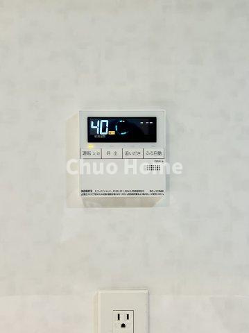 【給湯リモコン】外での一日を忘れさせてくれるオートバス機能でお好みの湯量・温度に調整された浴槽。