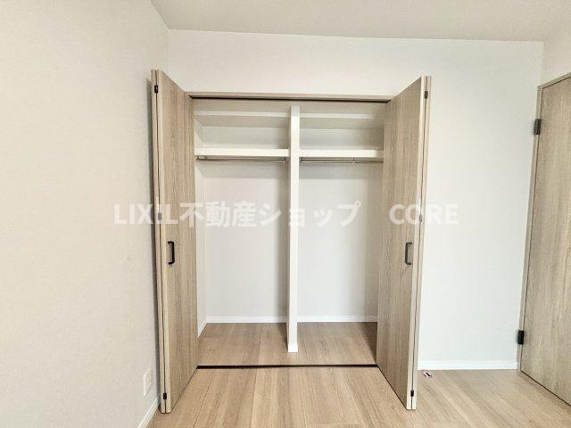 奥行きもあるので、収納ボックスをそのままクローゼットの中へ。部屋にものが出ずスッキリ。