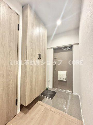 いつも気持ちよくご家族をむかえられるよう、玄関下駄箱収納をフル活用してスッキリとした玄関！　