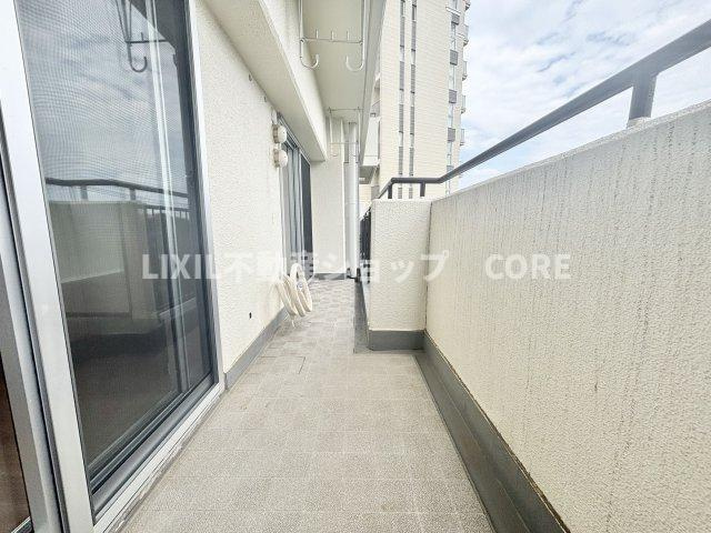バルコニーは風通しが良く、日中は日当たりも良好です。洗濯物やお布団をたくさん干せます。