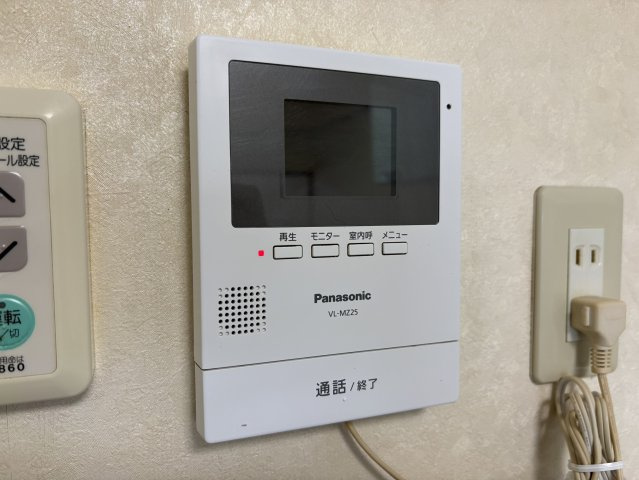 モニター付きインターホンを設置しており、来訪者の顔を画面で確認してから応対できる安心の設備です。不審な訪問を未然に防ぐことができ、防犯面にも配慮されています。操作ボタンもシンプルで使いやすいです。